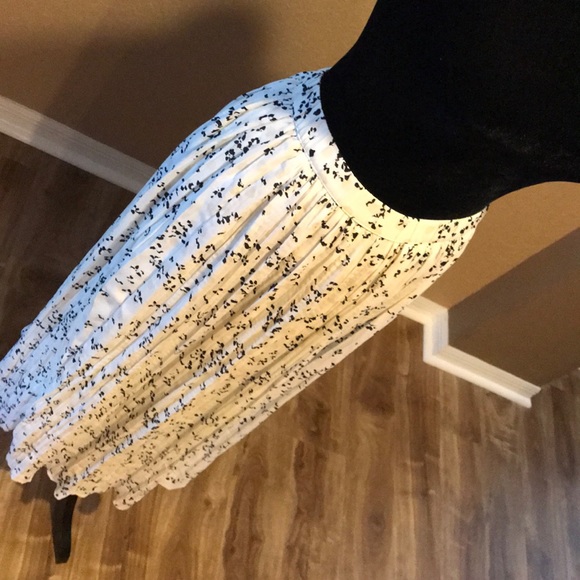 H&M Black and White Long Flowing Skirt - Picture 3 of 4